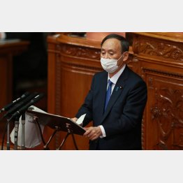 第204通常国会招集、衆院本会議で施政方針演説をする菅首相＝18日（Ｃ）日刊ゲンダイ