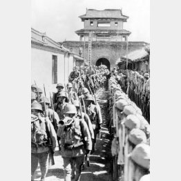 日中戦争。市の城壁を伝って、河北省保定に入城する日本軍兵士（INTERNATIONAL NEWS PHOTOS)
