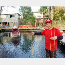 釣り竿を手にする青木さん（後ろにはジョーズのハリボテが）／（Ｃ）日刊ゲンダイ