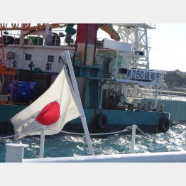 西之表港に停泊する防衛省のボーリング船（Ｃ）日刊ゲンダイ