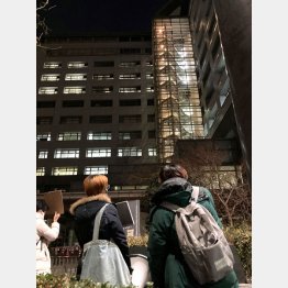 抗議開始直後、ブラインドを下す職員も（東京入管）／（Ｃ）日刊ゲンダイ