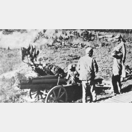 日中戦争。日本の侵略軍を攻撃する中国軍〈1937～45年ごろ、（Ｃ）Robert Hunt Library／Mary Evans／共同通信イメージズ〉