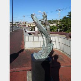 島の「海を見つめるトビウオと少女」の像（Ｃ）日刊ゲンダイ