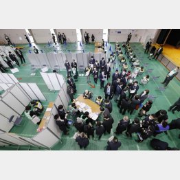 市区町村にとって、未経験の大事業だ（厚労省と川崎市が実施した新型コロナウイルス感染症ワクチンの集団接種の初訓練）／（Ｃ）共同通信社