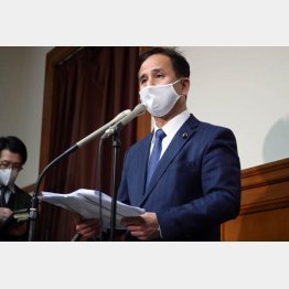 キャバクラやスナックに政治資金を支出した問題で、ぶら下がり取材に応じた公明党・遠山清彦衆院議員（29日）／（Ｃ）日刊ゲンダイ