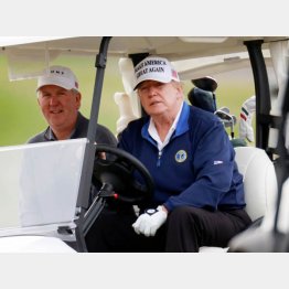 悠々自適のトランプ前米大統領（Ｃ）ロイター