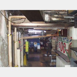 800円の床屋にアダルトショップも（提供写真）