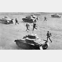 ロシアの地を進むドイツのパンサー戦車（1942年＝World History Archive／ニューズコム／共同通信イメージズ）