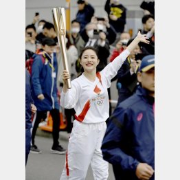 昨2020年2月の聖火リレーのリハーサルでトーチを手に掲げて走る女優の石原さとみ（Ｃ）共同通信社