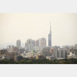 大陸から飛来して来なければいいが…（PM2.5で霞んだ福岡市街地＝2014年1月）／（Ｃ）共同通信社