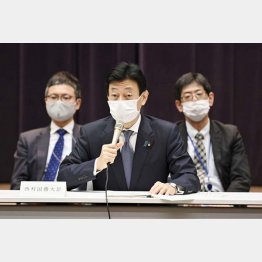 緊急事態宣言の延長方針を巡る諮問委員会で、あいさつする西村経済再生相（Ｃ）共同通信社