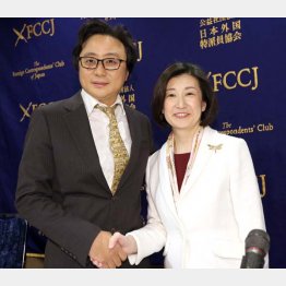 見ている先は違った（大塚久美子氏とハイラインズ陳海波社長）／（Ｃ）日刊ゲンダイ