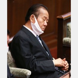 ズレてるのはマスクだけではない（自民党の二階俊博幹事長）／（Ｃ）日刊ゲンダイ