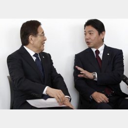 大塚勝久氏（左）と長男の勝之氏（Ｃ）日刊ゲンダイ