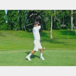 プロアマ大会に出場し、一流プロとゴルフ交流（提供写真）