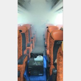 車内換気体験の様子（はとバス提供）