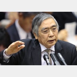 笑いが止まらない（日銀の黒田総裁）／（Ｃ）日刊ゲンダイ