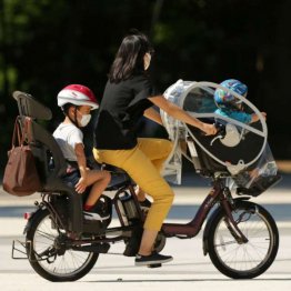 法改正で悩みが増えた母親も…（写真はイメージ）（Ｃ）日刊ゲンダイ