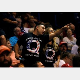 Qアノンのロゴ入りTシャツを着たトランプ支持者（Ｃ）ロイター