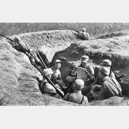 他の兵が警戒している間に政治の研究を議論する中国共産党の兵士（C)Mary Evans／Grenville Collins Postcard Collection／共同通信イメージズ