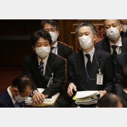 異動となった総務省の湯本博信官房審議官(左)と秋本芳徳情報流通行政局長（衆院予算委、19日）／（Ｃ）日刊ゲンダイ