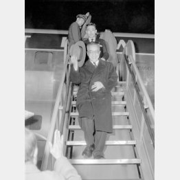 来日した中国の胡適・元駐米中国大使、元北京大学教授（昭和27年11月18日、羽田空港）／（Ｃ）共同通信社