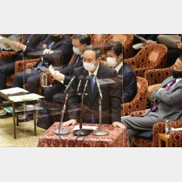 22日、衆院予算委員会で答弁をおこなう菅首相（Ｃ）日刊ゲンダイ