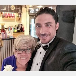 アイリス・ジョーンズさん（左）とムハンマド・イブラハムさん夫妻（フェイスブックから）