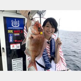 氷見の釣り船での中川めぐみさん（提供写真）