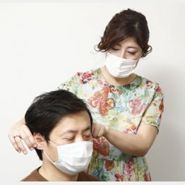 耳つぼセラピストの後藤恵さん（右）／（Ｃ）日刊ゲンダイ