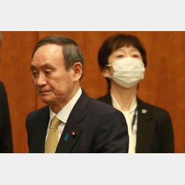菅首相の辞任は避けられない（右が山田真貴子内閣広報官）／（Ｃ）JMPA