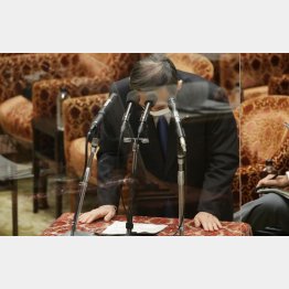 衆院予算委員会の答弁で、長男の接待問題に関し陳謝する菅首相（Ｃ）日刊ゲンダイ