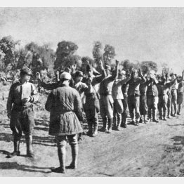 日中戦争で中国軍に降伏した日本軍部隊（C)Mary Evans／Grenville Collins Postcard Collection／共同通信イメージズ