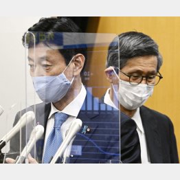 変異株はどう説明？（西村経済再生相と新型コロナウイルス感染症対策分科会の尾身会長＝右）／（Ｃ）共同通信社