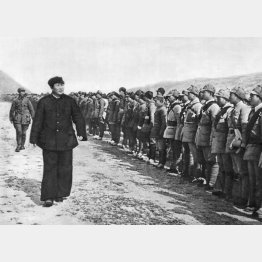 陝西省延安の付近で八路軍の連帯を視察する毛沢東（Ｃ）Mary Evans／Grenville Collins Postcard Collection／共同通信イメージズ