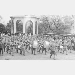 行進する陸軍軍楽隊＝1945年、日比谷公園（Ｃ）共同通信社