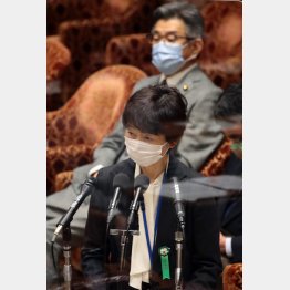 2018、19年、この間だけでも19回の接待漬け（衆院予算委員会で答弁する山田真貴子内閣広報官、後方は武田良太総務相）／（Ｃ）日刊ゲンダイ