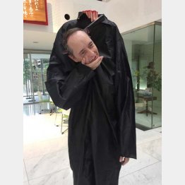 首なし男に仮装したメイ氏（提供写真）