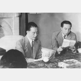 南京会談後、記者団と語る汪兆銘（左＝1939〈昭和14〉年9月23日）／（Ｃ）共同通信社