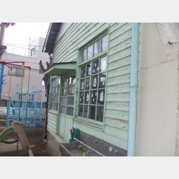 窓枠は地震でもビクともしなかった（提供写真）