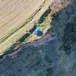 絶壁の縁に…（ツイッターから）