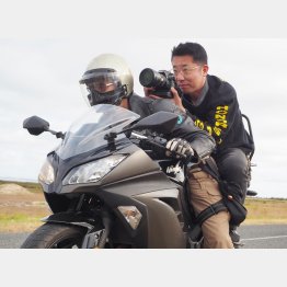 オーストラリアで走行撮影する藤崎進一さん（藤崎氏提供 ）