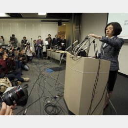 久美子氏の注目された会見（Ｃ）日刊ゲンダイ