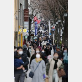 緊急事態宣言下でも人であふれる東京・表参道（Ｃ）日刊ゲンダイ