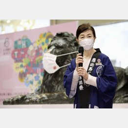 三越恵比寿店が営業終了し、来店客らにあいさつをする三越恵比寿店の田代直子店長（Ｃ）共同通信社