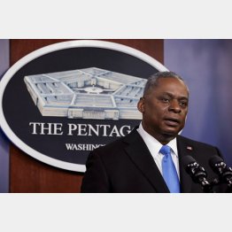 ペンタゴン（国防総省）で会見するオースティン米国防長官（Ｃ）ロイター