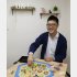 一般社団法人「ボードゲーム」会長 プロボードゲーマー岩田慎太郎さん（大人気ゲーム「カタン」を前に）／（Ｃ）日刊ゲンダイ