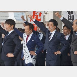 シャカリキ（元秘書の前田晋太郎候補＝左2、を応援する安倍前首相＝右2）／（Ｃ）日刊ゲンダイ