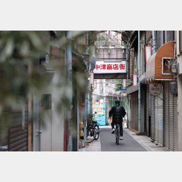 正午すぎなのにシャッターが目立つ（Ｃ）日刊ゲンダイ