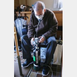 外出時も酸素ボンベが手放せない（撮影）石井俊平／日刊ゲンダイ